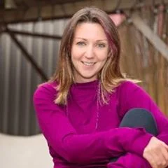 Viv Underwood, white woman in pink top